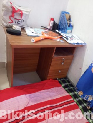 একটি পড়ার টেবিল
